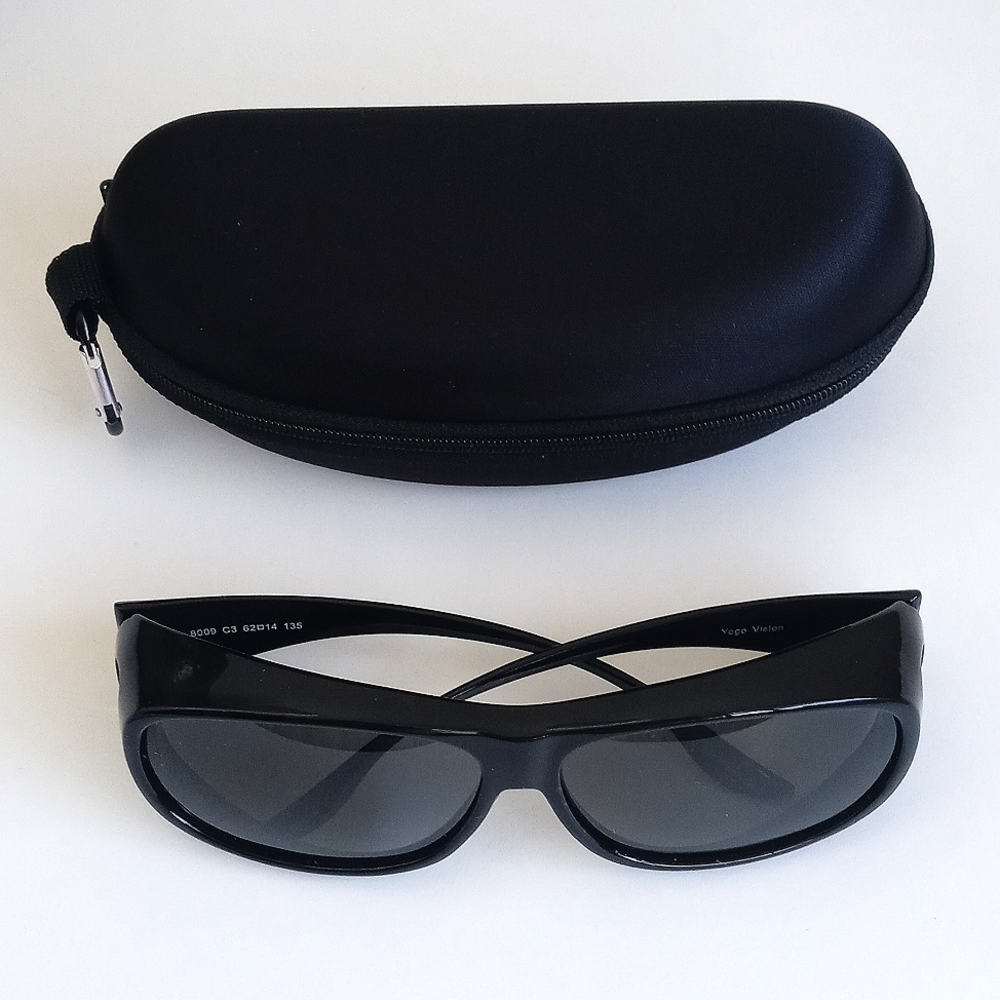 Yogo Vision Black Polarized Sunglasses w Case (Fits Over Your Own Eye Glasses)